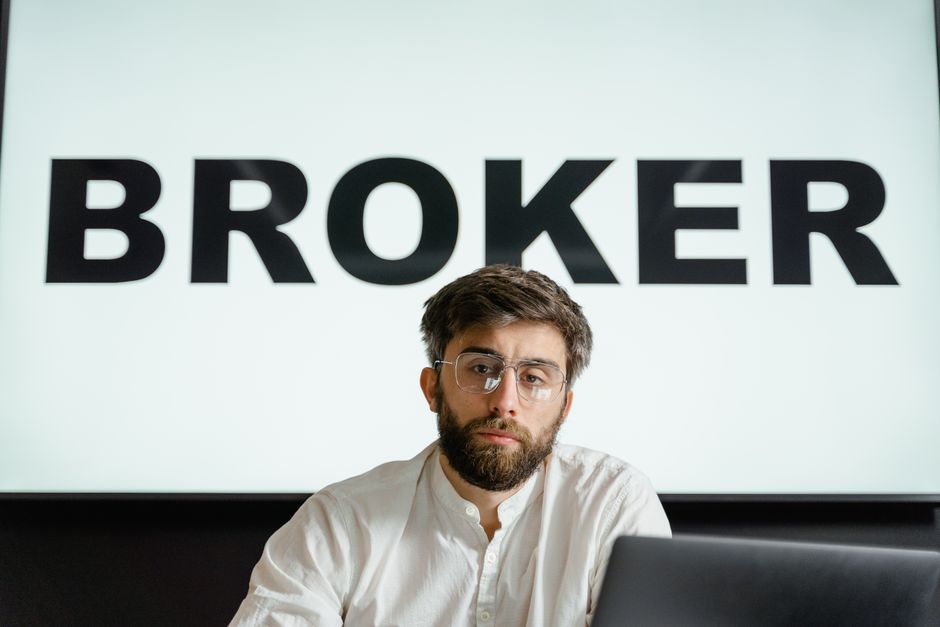 how many stock brokers in India